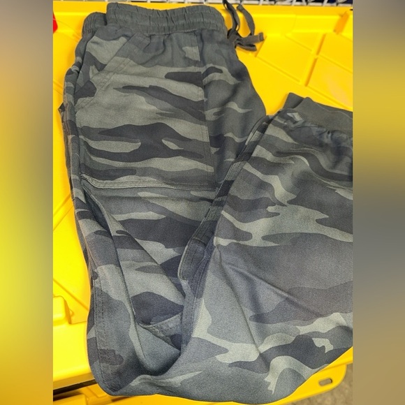 Splendid Women's Ankle Cuff Relaxed Fit Active Pants Camo Jogger S-M-XL NEW - Picture 4 of 4